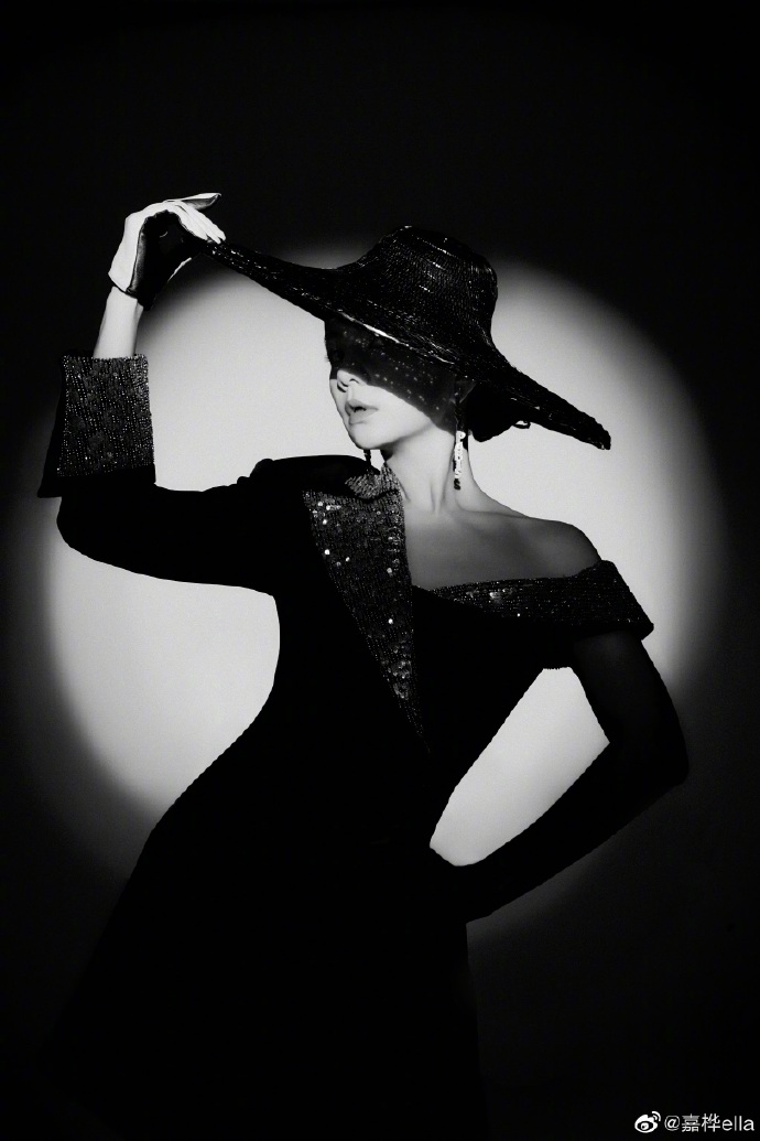 Ella复古名伶造型秀锁骨 半露肩亮片裙性感优雅
