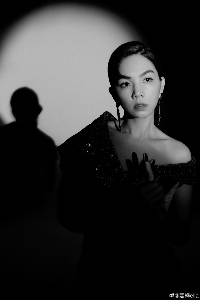 Ella复古名伶造型秀锁骨 半露肩亮片裙性感优雅