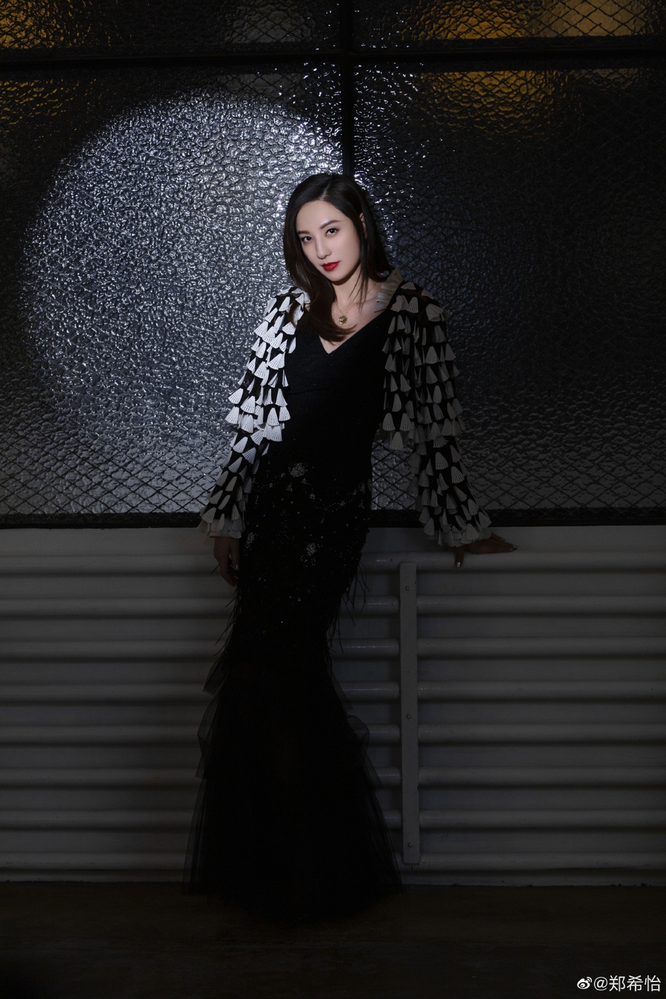 郑希怡分享超A库存美照 霸气称现在就是姐正好的时光