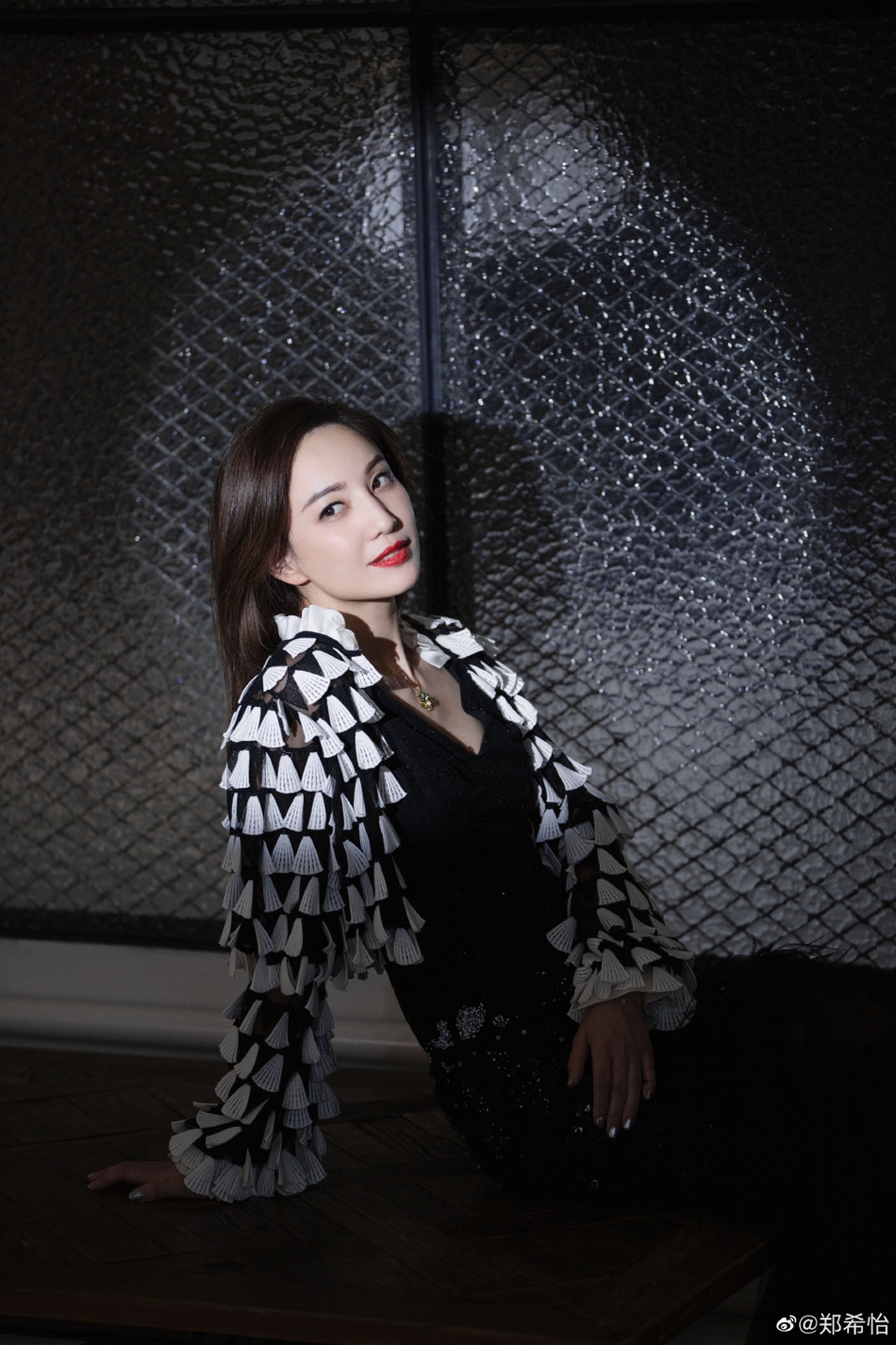 郑希怡分享超A库存美照 霸气称现在就是姐正好的时光