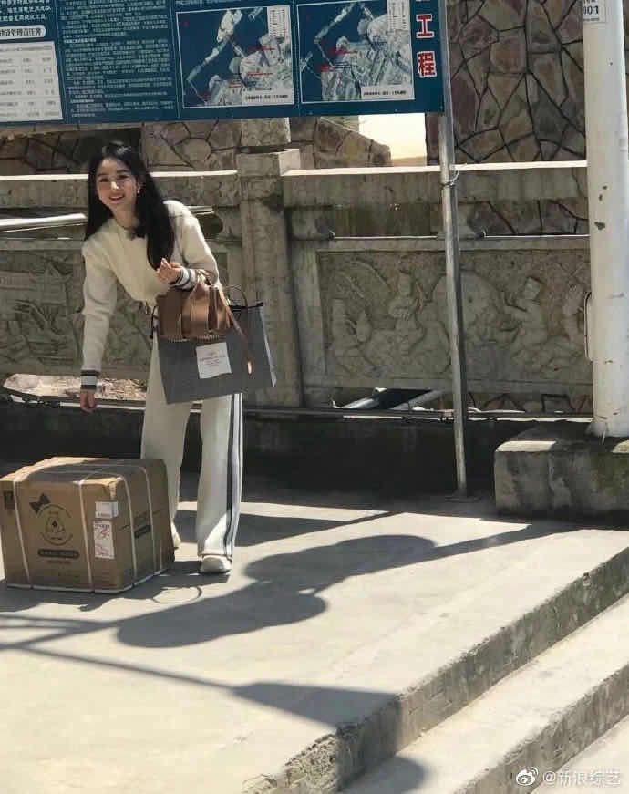 赵丽颖《中餐厅4》路透曝光 笑容甜美长袖长裤防晒到位
