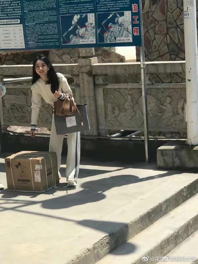 赵丽颖《中餐厅4》路透曝光 笑容甜美长袖长裤防晒到位