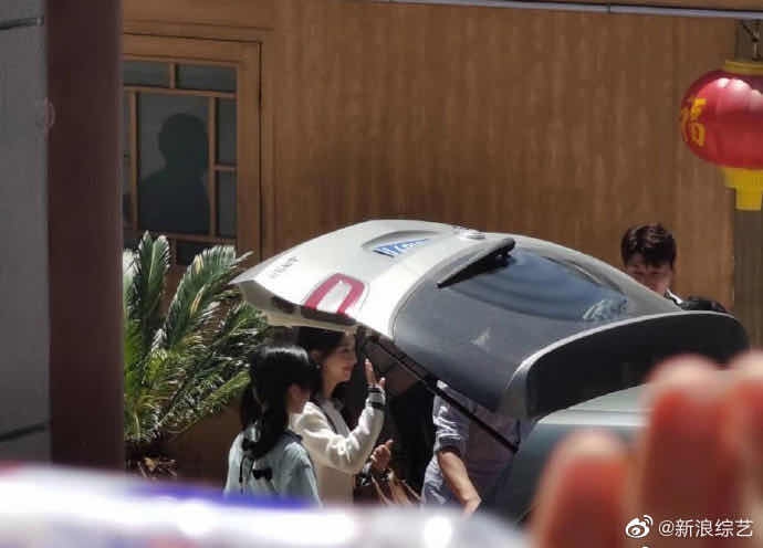 赵丽颖《中餐厅4》路透曝光 笑容甜美长袖长裤防晒到位