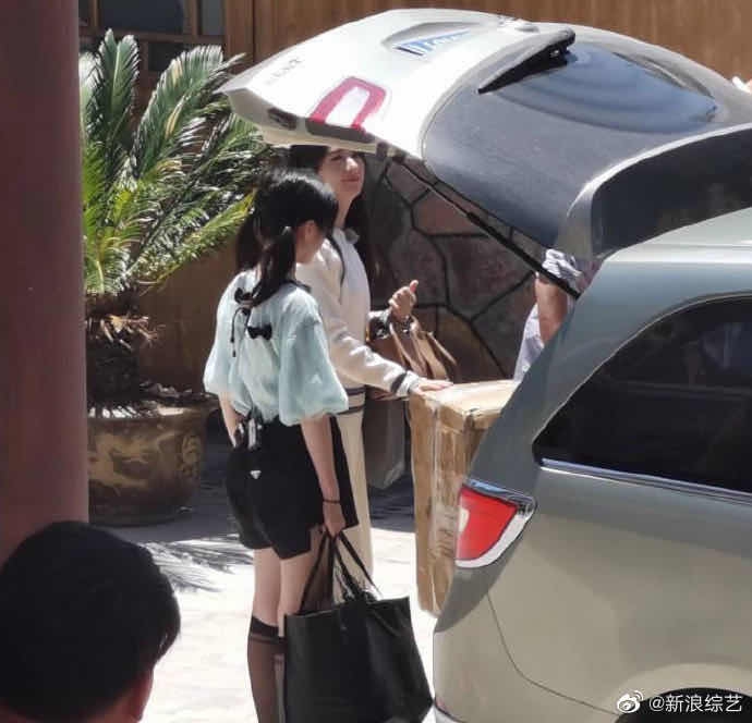 赵丽颖《中餐厅4》路透曝光 笑容甜美长袖长裤防晒到位