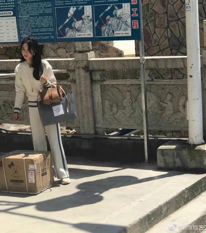赵丽颖《中餐厅4》路透曝光 笑容甜美长袖长裤防晒到位