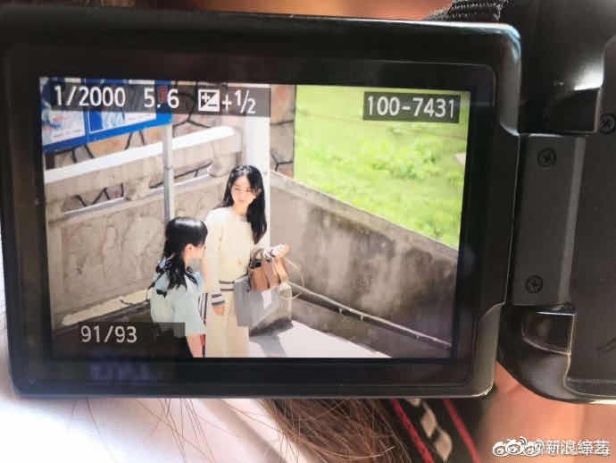 赵丽颖《中餐厅4》路透曝光 笑容甜美长袖长裤防晒到位