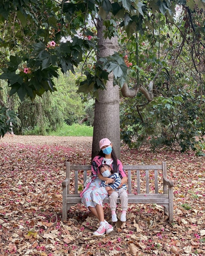 陈冠希秦舒培穿情侣装带女儿出游 坐长椅相拥画面温馨