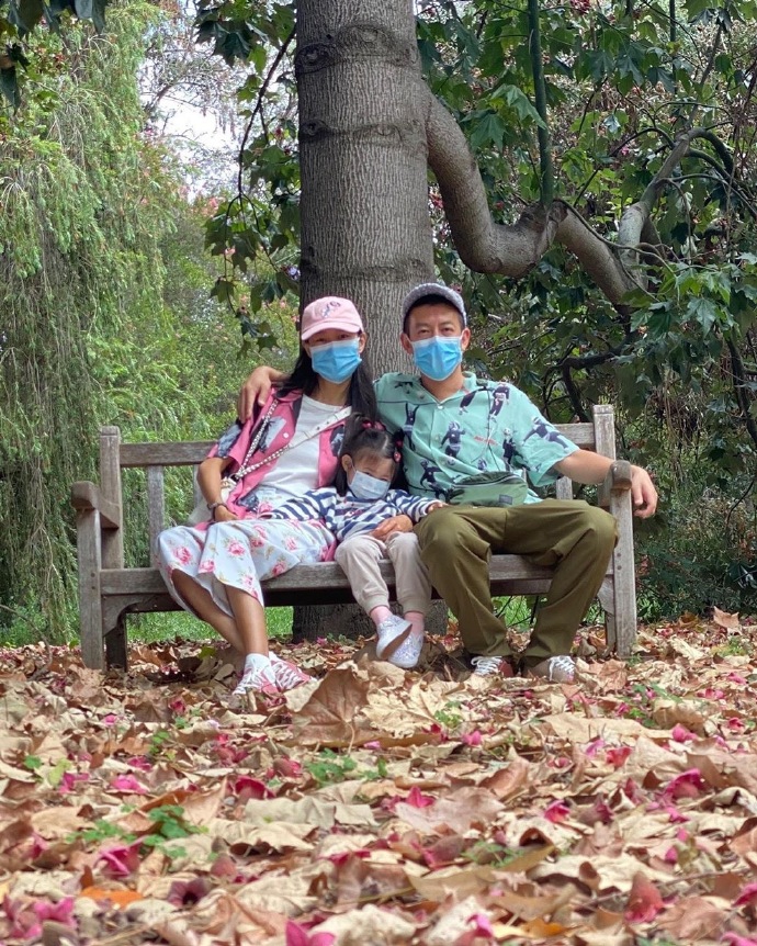 陈冠希秦舒培穿情侣装带女儿出游 坐长椅相拥画面温馨