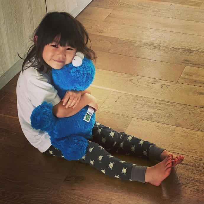 陈冠希秦舒培穿情侣装带女儿出游 坐长椅相拥画面温馨