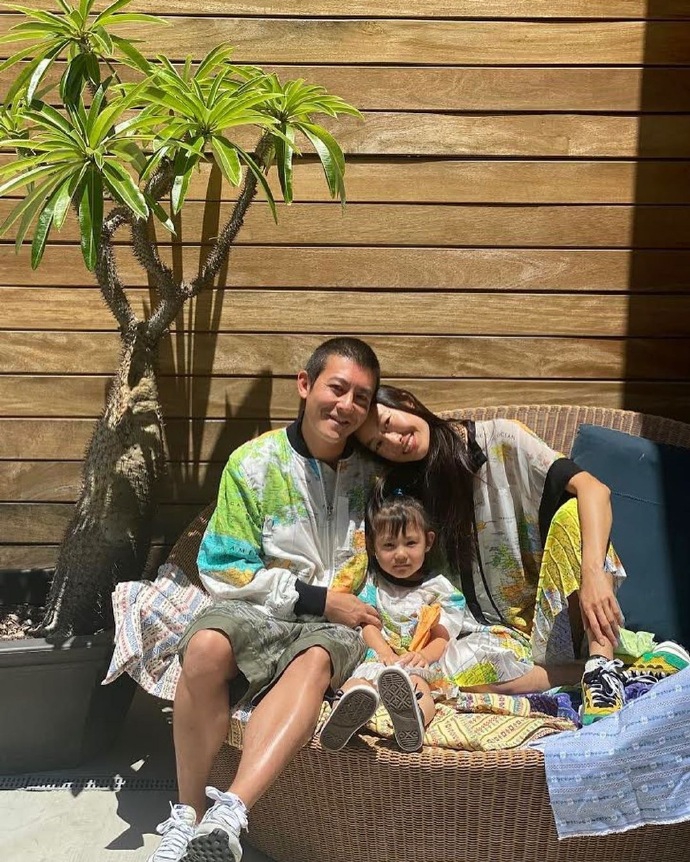 陈冠希秦舒培穿情侣装带女儿出游 坐长椅相拥画面温馨