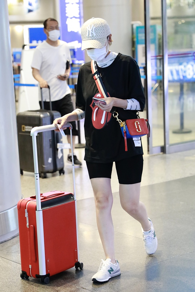 叶一茜红黑look玩叠搭潮范足 穿健美裤大方秀白皙美腿