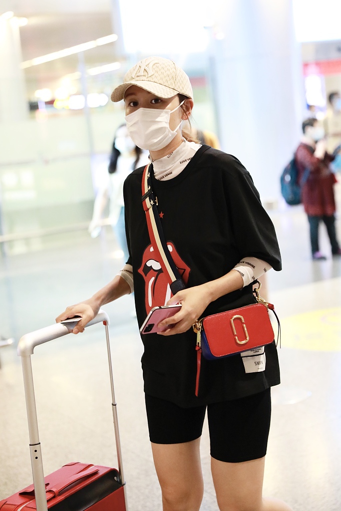 叶一茜红黑look玩叠搭潮范足 穿健美裤大方秀白皙美腿