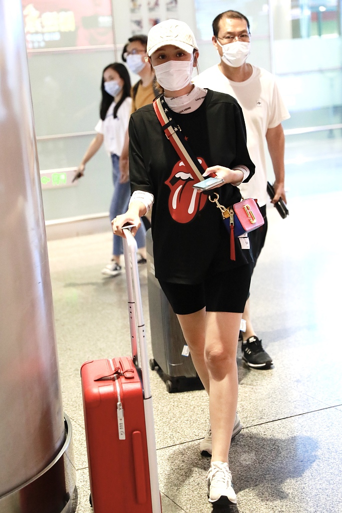 叶一茜红黑look玩叠搭潮范足 穿健美裤大方秀白皙美腿