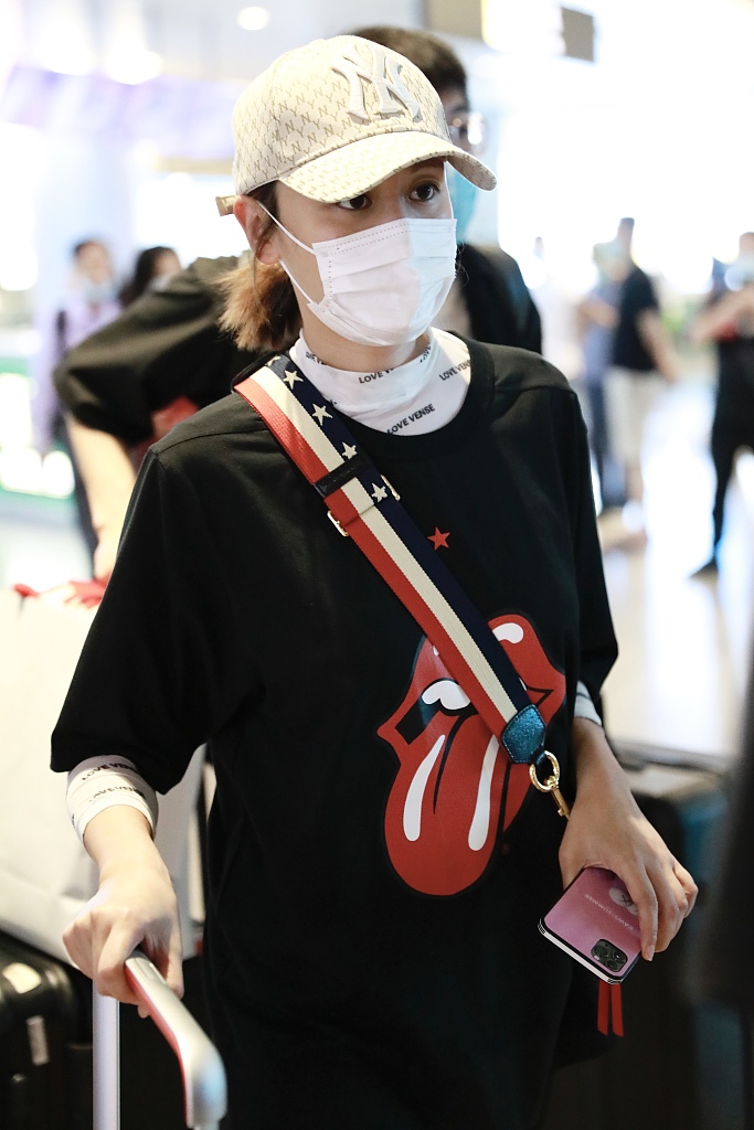 叶一茜红黑look玩叠搭潮范足 穿健美裤大方秀白皙美腿