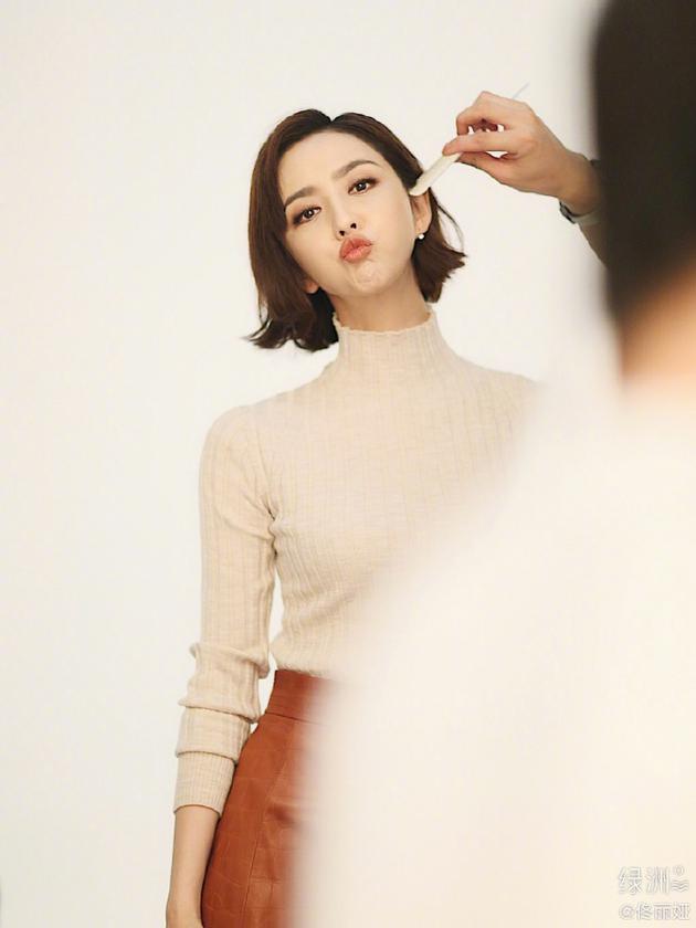 佟丽娅绿洲分享工作花絮照 俏皮称"下半年可好了"