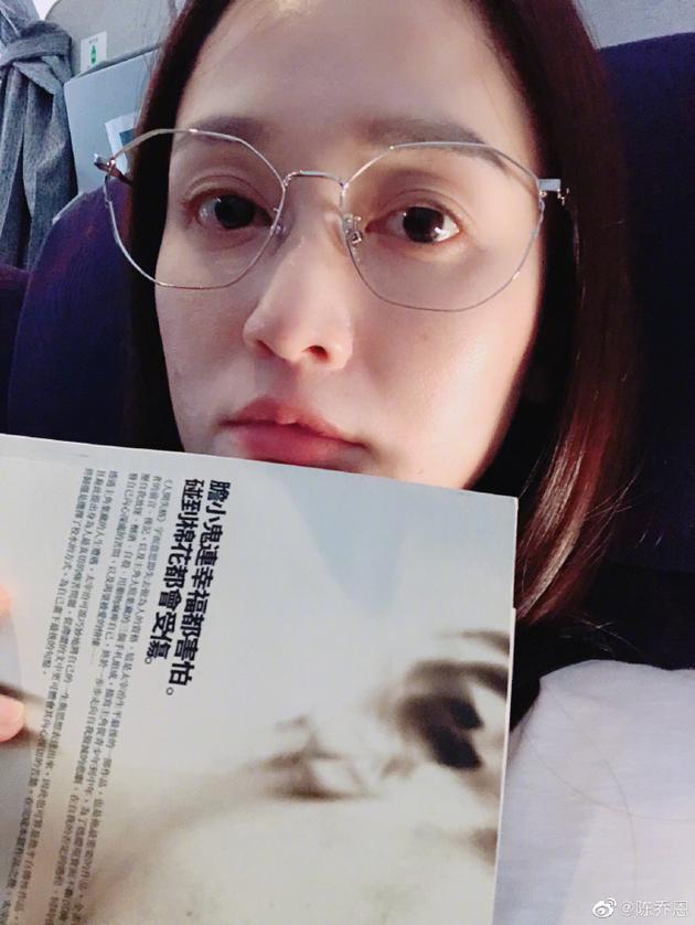 陈乔恩戴银边眼镜文艺知性 自夸皮肤怎么这么好