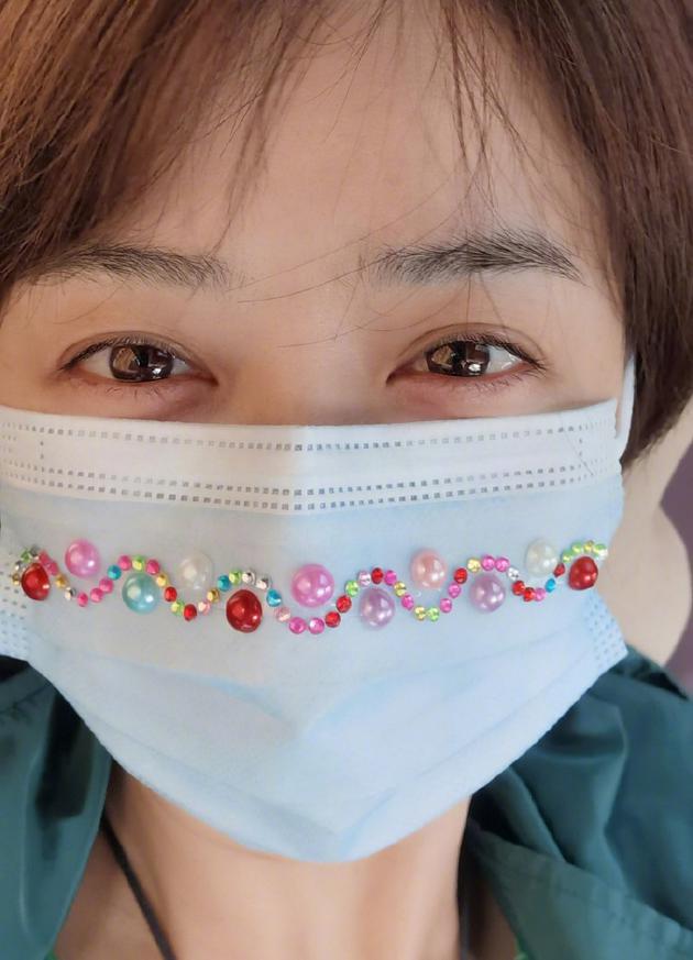 蒋欣绿洲晒开工自拍 素颜出镜戴镶钻口罩笑称浮夸