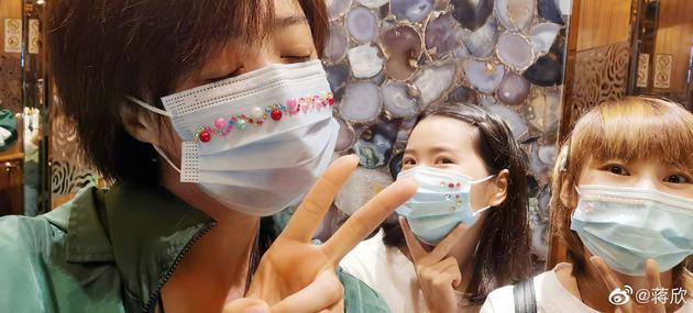 蒋欣绿洲晒开工自拍 素颜出镜戴镶钻口罩笑称浮夸