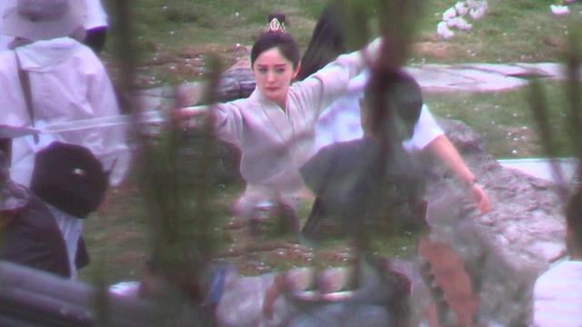 心情不好？杨幂片场翻白眼 旁边搭戏男演员吓坏了