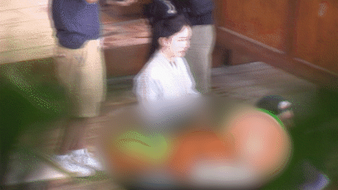 心情不好？杨幂片场翻白眼 旁边搭戏男演员吓坏了