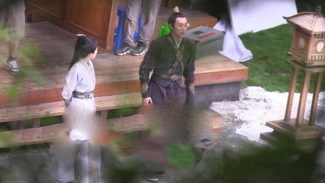 心情不好？杨幂片场翻白眼 旁边搭戏男演员吓坏了