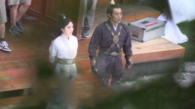 心情不好？杨幂片场翻白眼 旁边搭戏男演员吓坏了