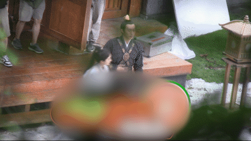 心情不好？杨幂片场翻白眼 旁边搭戏男演员吓坏了