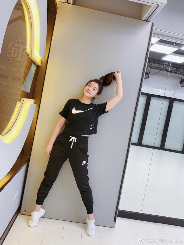 陈妍希健身打卡分享美照 透露没P高只是偷偷踮脚