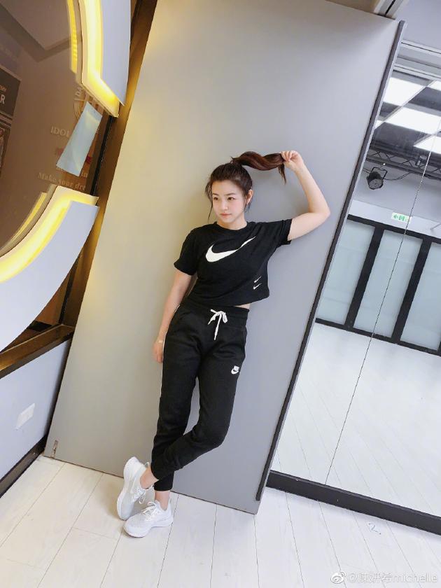 陈妍希健身打卡分享美照 透露没P高只是偷偷踮脚