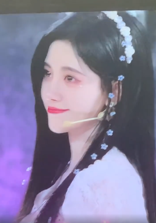 鞠婧祎分享美照记录日常 双眸放电害羞浅笑优雅似公主