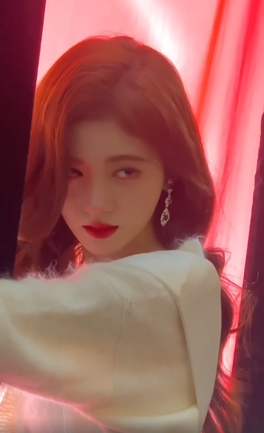 鞠婧祎分享美照记录日常 双眸放电害羞浅笑优雅似公主