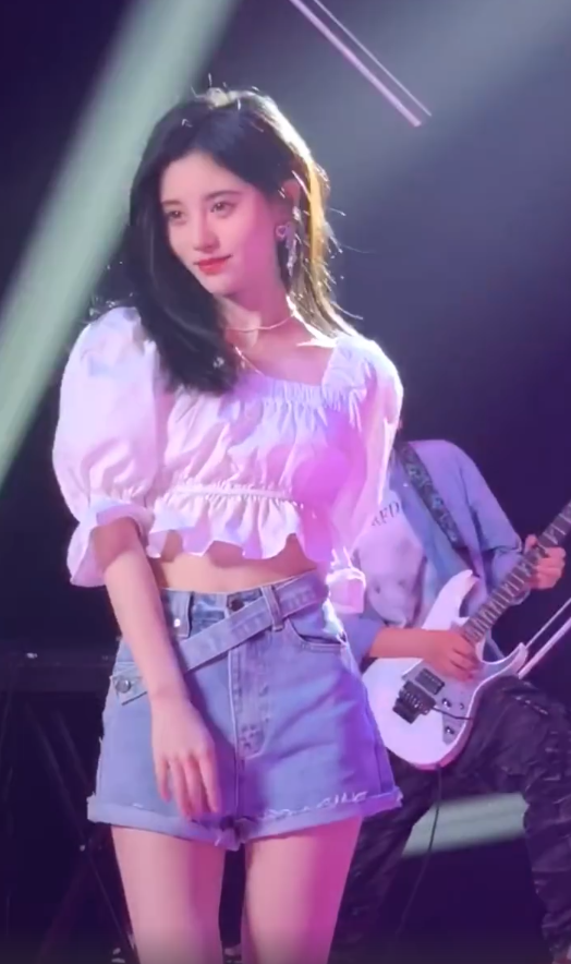 鞠婧祎分享美照记录日常 双眸放电害羞浅笑优雅似公主