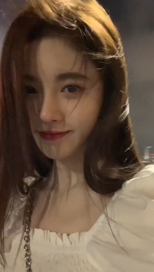 鞠婧祎分享美照记录日常 双眸放电害羞浅笑优雅似公主