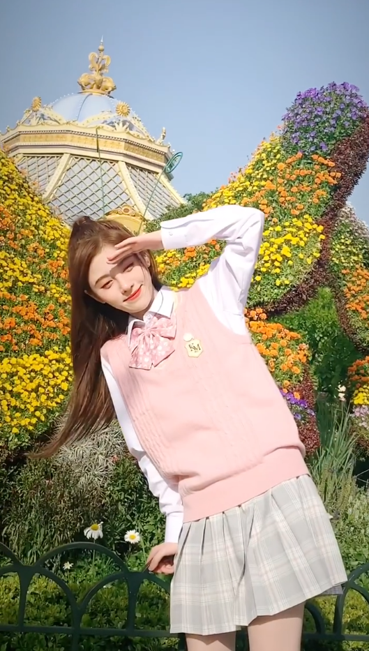 鞠婧祎分享美照记录日常 双眸放电害羞浅笑优雅似公主