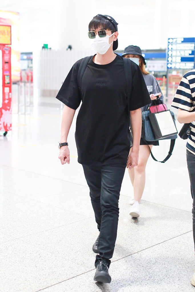 张若昀一身黑低调帅气 长腿一迈走路带风