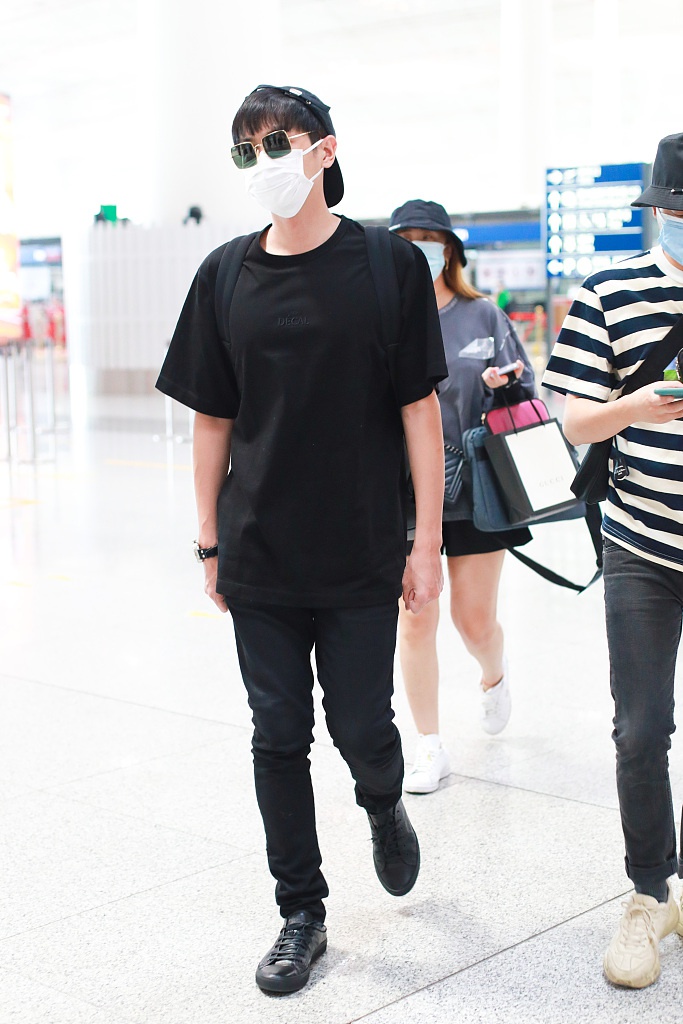 张若昀一身黑低调帅气 长腿一迈走路带风