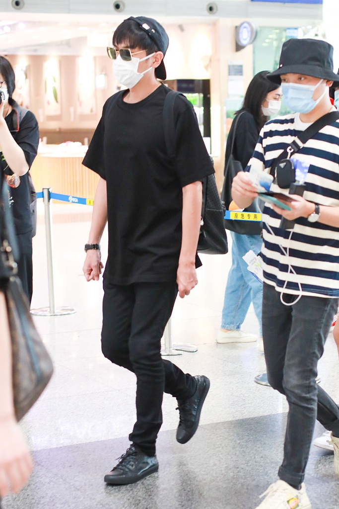 张若昀一身黑低调帅气 长腿一迈走路带风