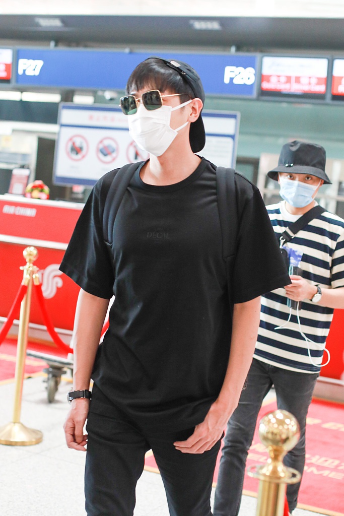 张若昀一身黑低调帅气 长腿一迈走路带风