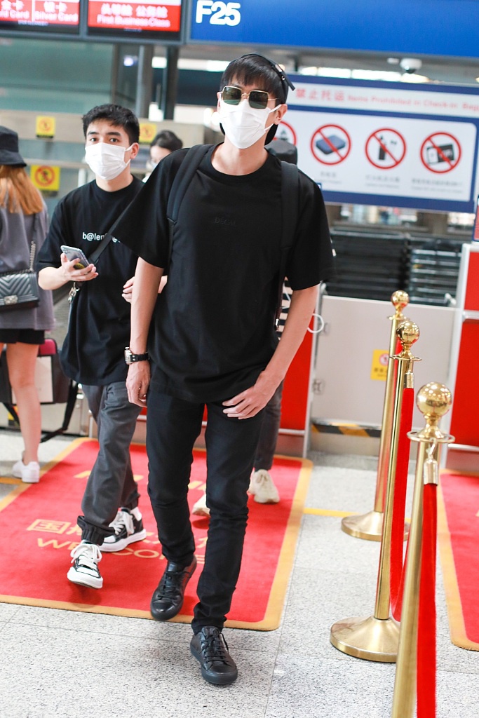 张若昀一身黑低调帅气 长腿一迈走路带风