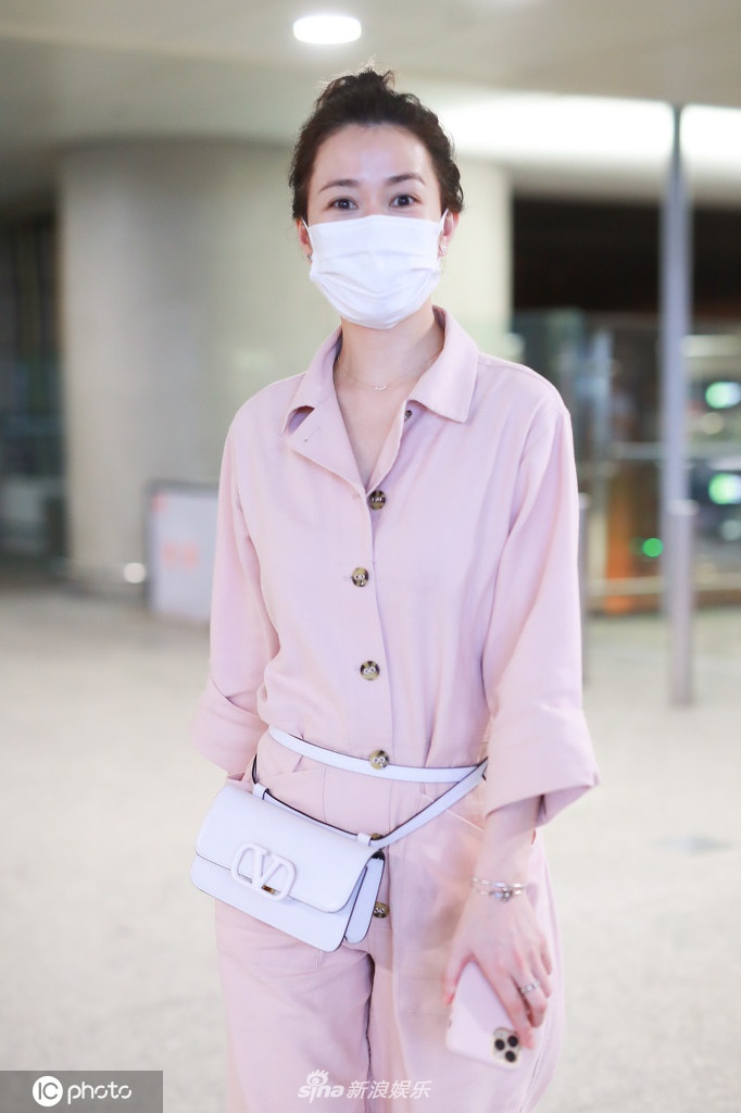 47岁佘诗曼一身粉嫩少女感十足 怼脸照额头光洁皮肤超好