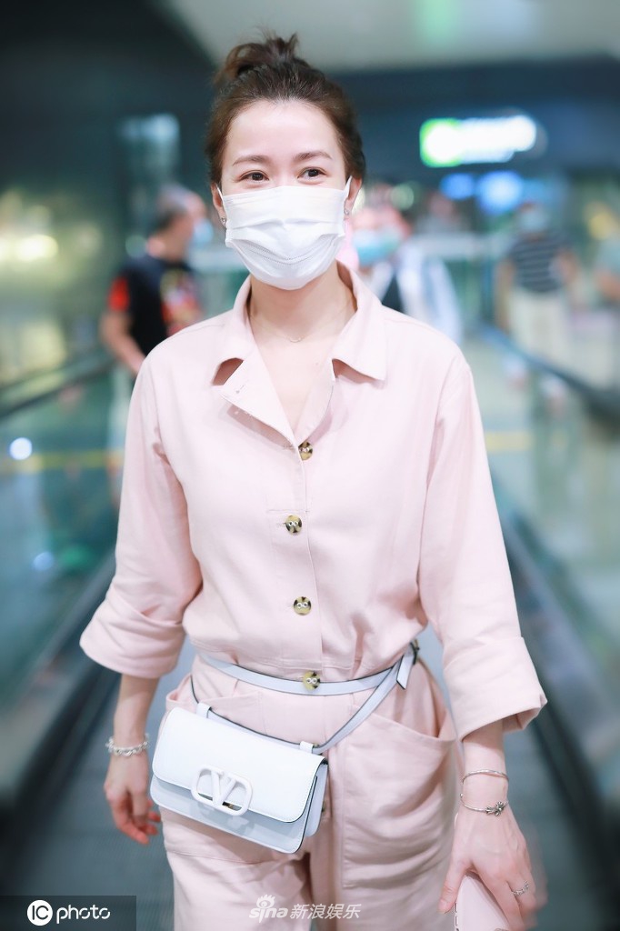 47岁佘诗曼一身粉嫩少女感十足 怼脸照额头光洁皮肤超好