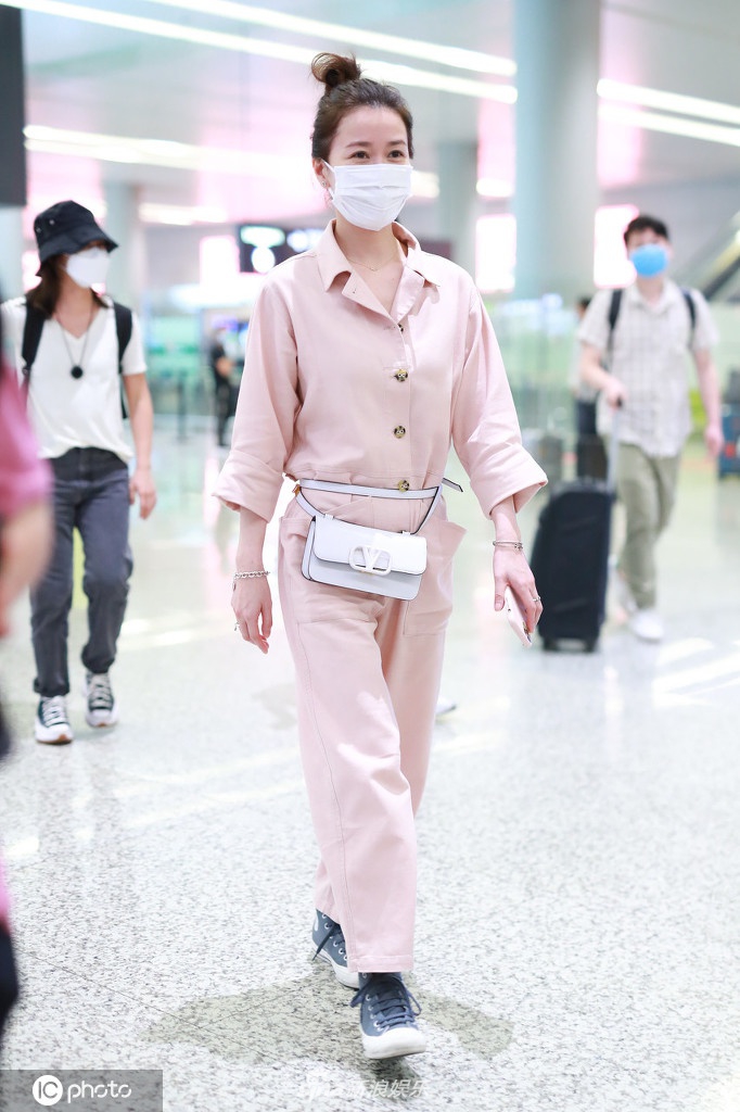 47岁佘诗曼一身粉嫩少女感十足 怼脸照额头光洁皮肤超好