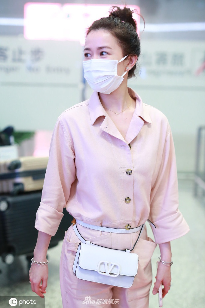 47岁佘诗曼一身粉嫩少女感十足 怼脸照额头光洁皮肤超好