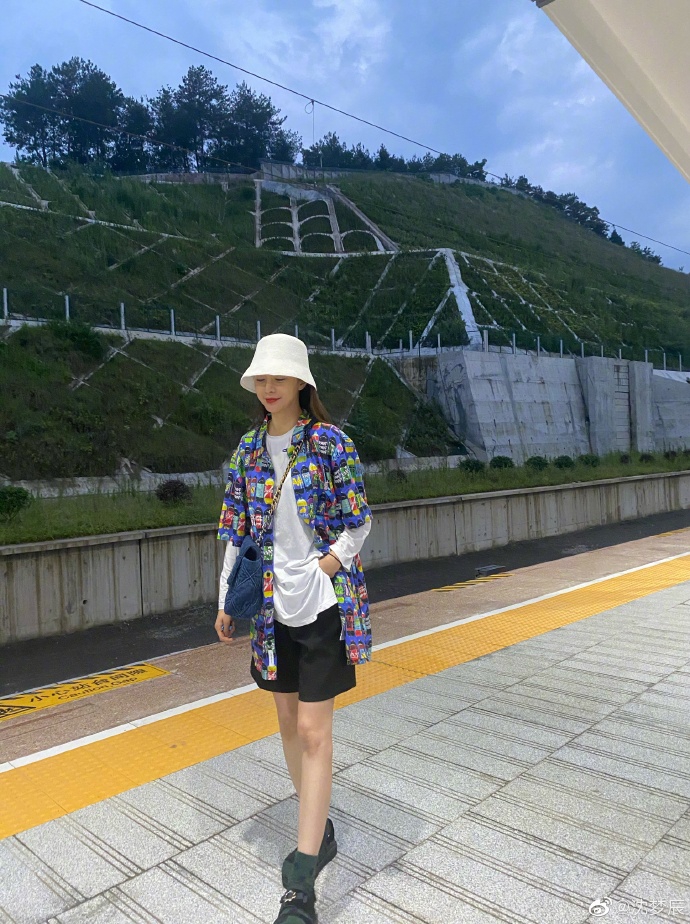 穿搭被妈妈说像李斯丹妮 沈梦辰笑问“我有那么娘吗”