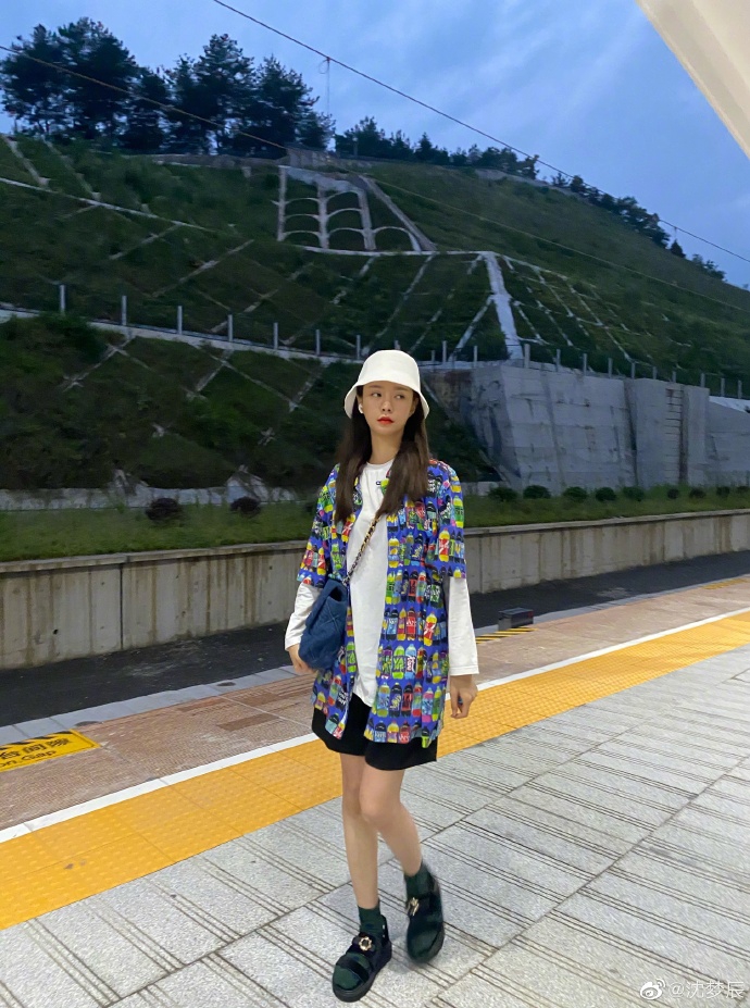 穿搭被妈妈说像李斯丹妮 沈梦辰笑问“我有那么娘吗”