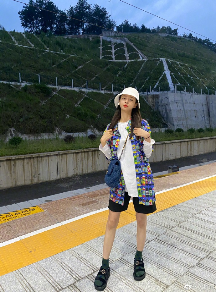 穿搭被妈妈说像李斯丹妮 沈梦辰笑问“我有那么娘吗”