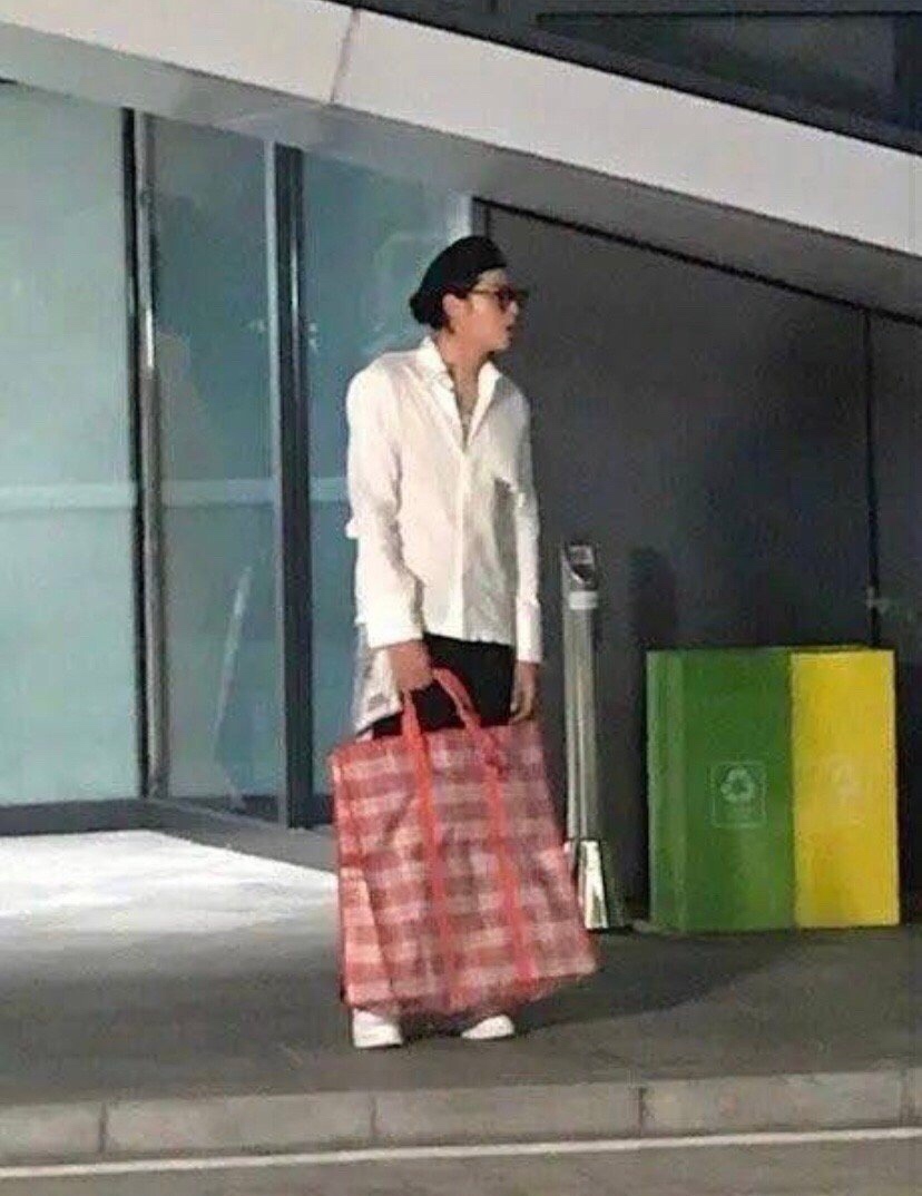 吴亦凡节目路透 穿白衬衫手上编织袋抢镜