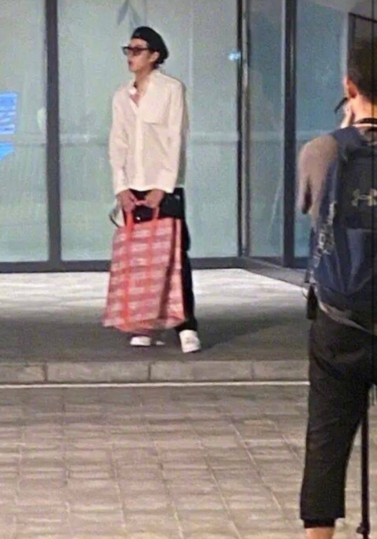 吴亦凡节目路透 穿白衬衫手上编织袋抢镜