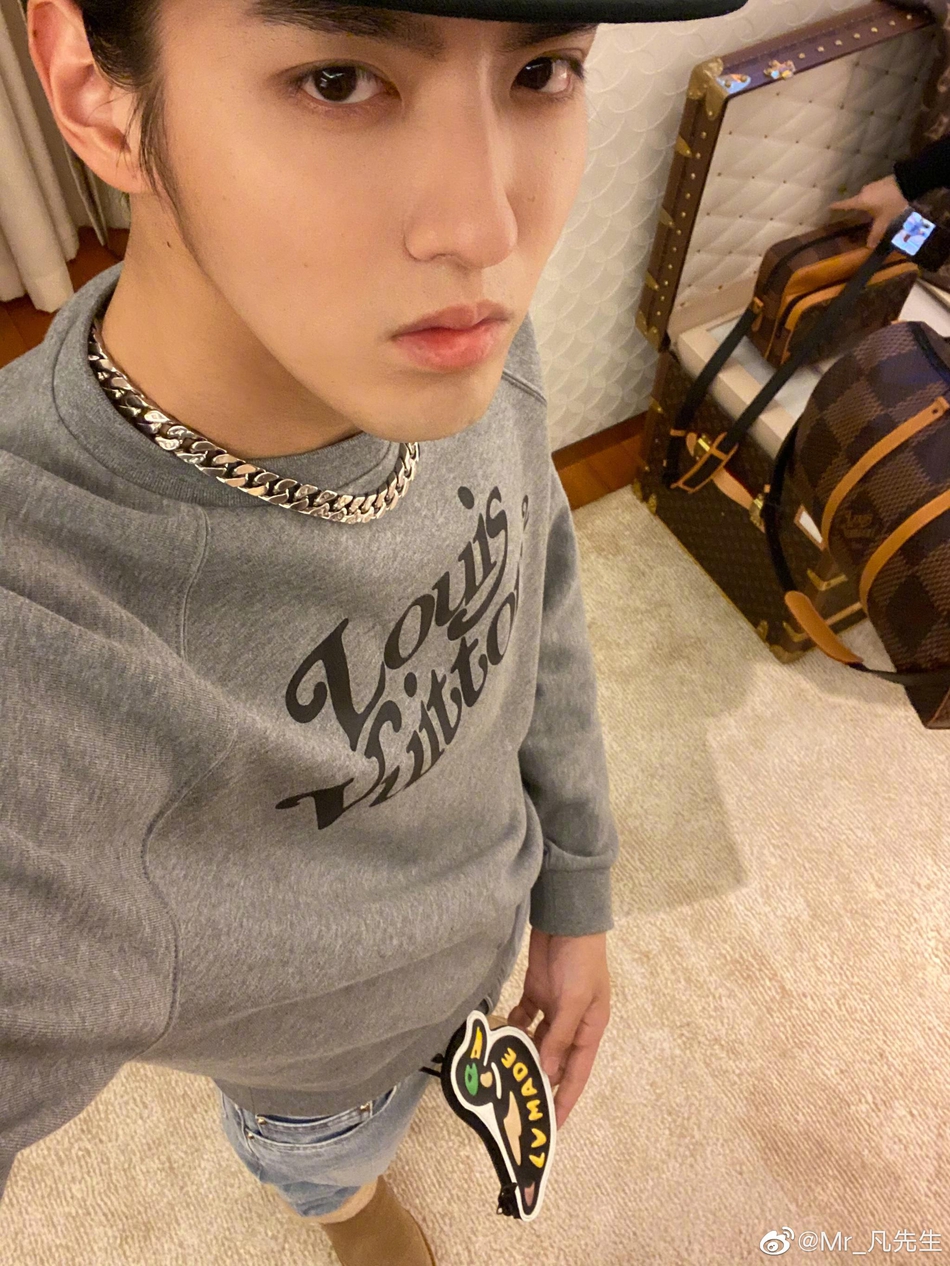 吴亦凡节目路透 穿白衬衫手上编织袋抢镜