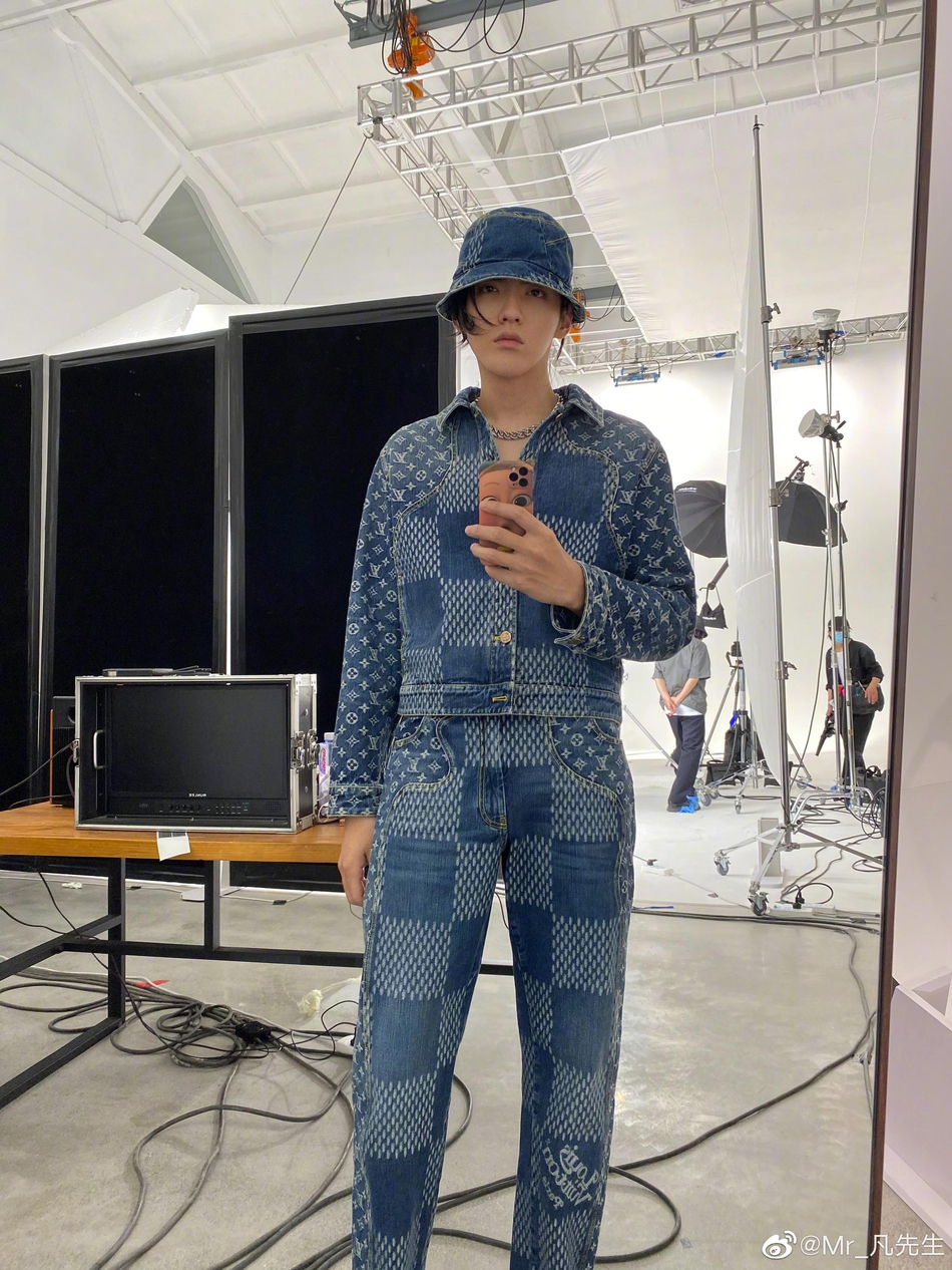 吴亦凡节目路透 穿白衬衫手上编织袋抢镜